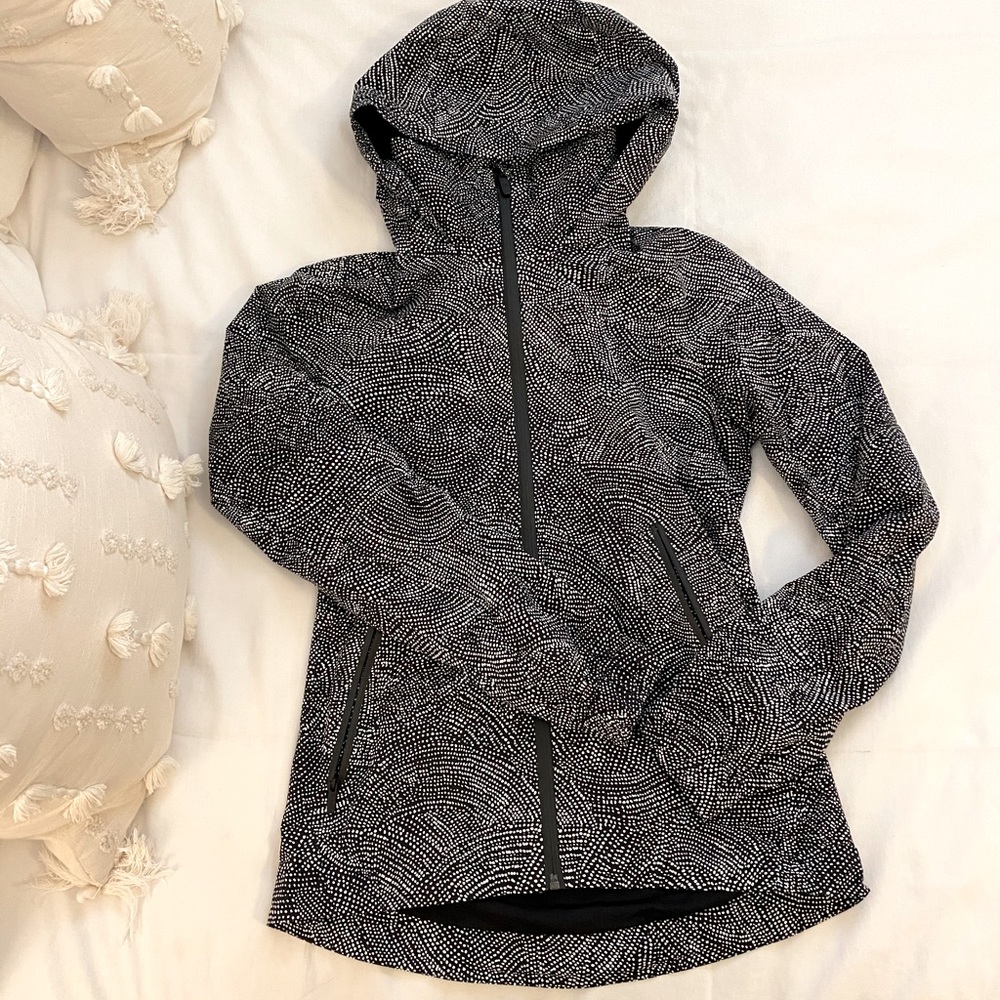 Lululemon Size 2 black and white rain jacket